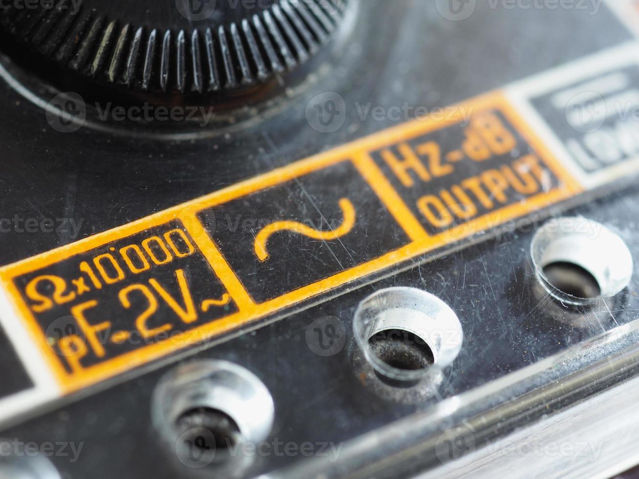 elektrisches Symbol auf Vintage-Analogmultimeter foto