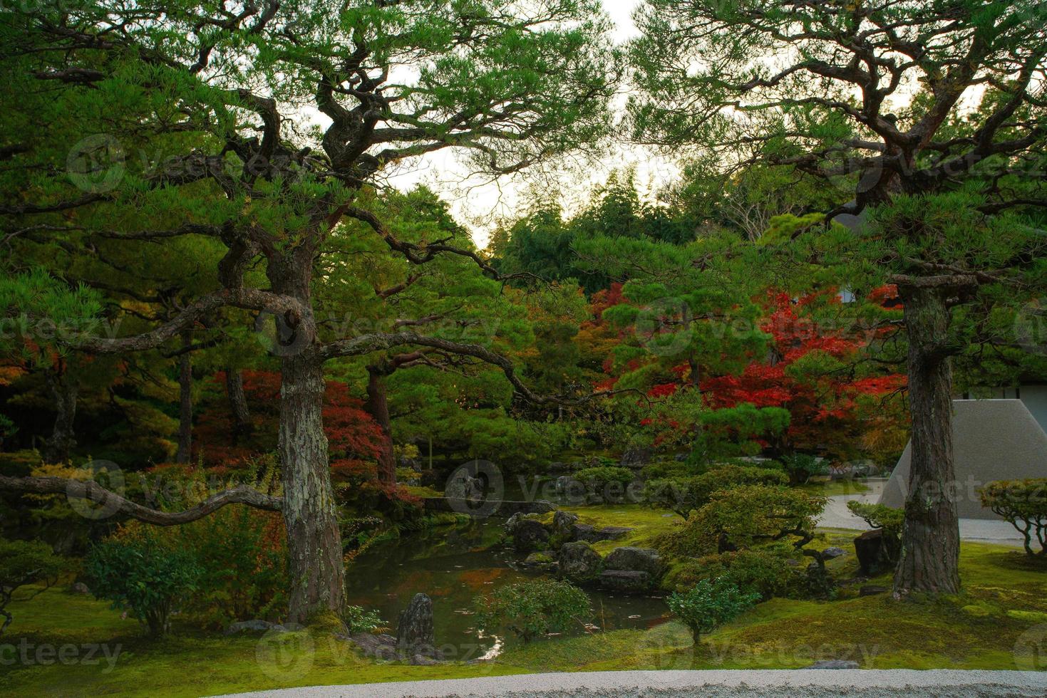 ginkaku-ji, tempel des silbernen pavillons oder offiziell jisho-ji genannt, oder tempel der leuchtenden barmherzigkeit, ein zen-tempel im bezirk sakyo von kyoto, kansai, japan foto