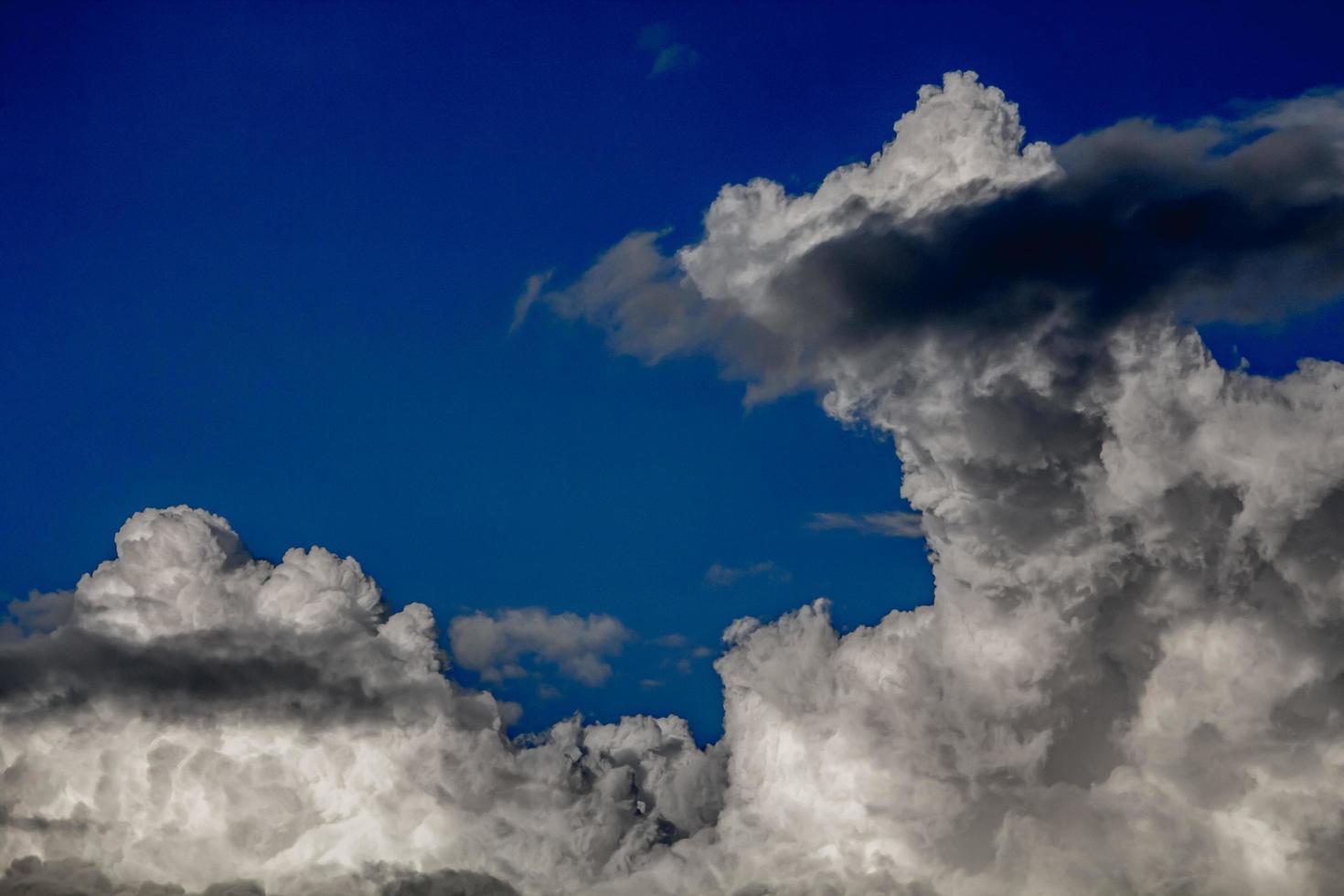das Bild schöner Regenwolken, die sich ständig bewegen. , blauer Himmel im Hintergrund foto