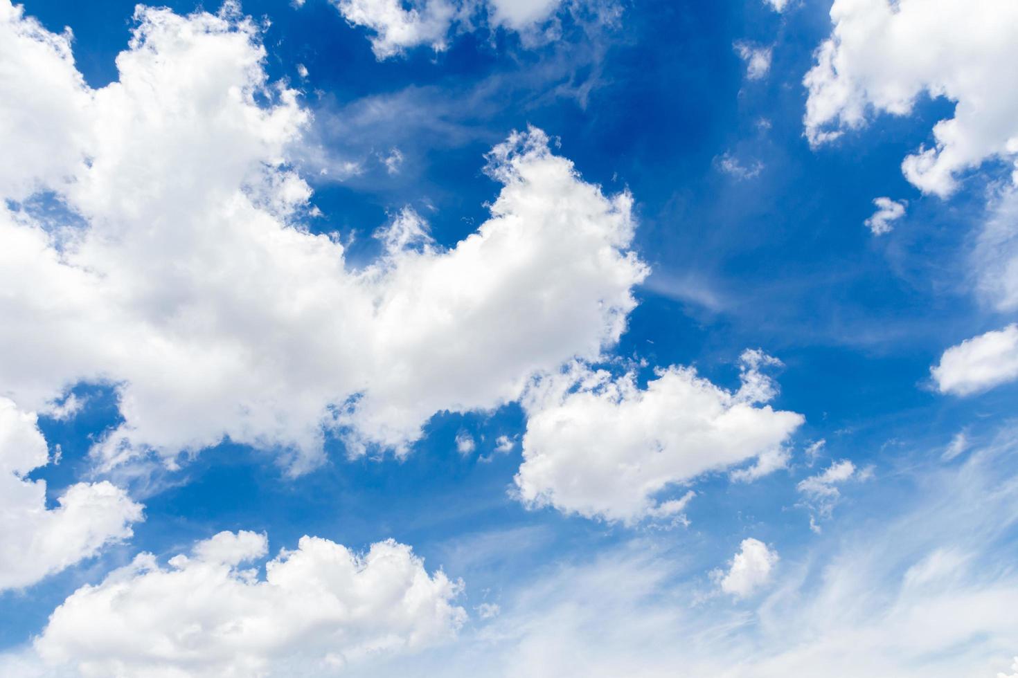 eine Gruppe schöner weißer Wolken versammelte sich in Bewegung. , mit einem Hintergrund eines blauen Himmels foto