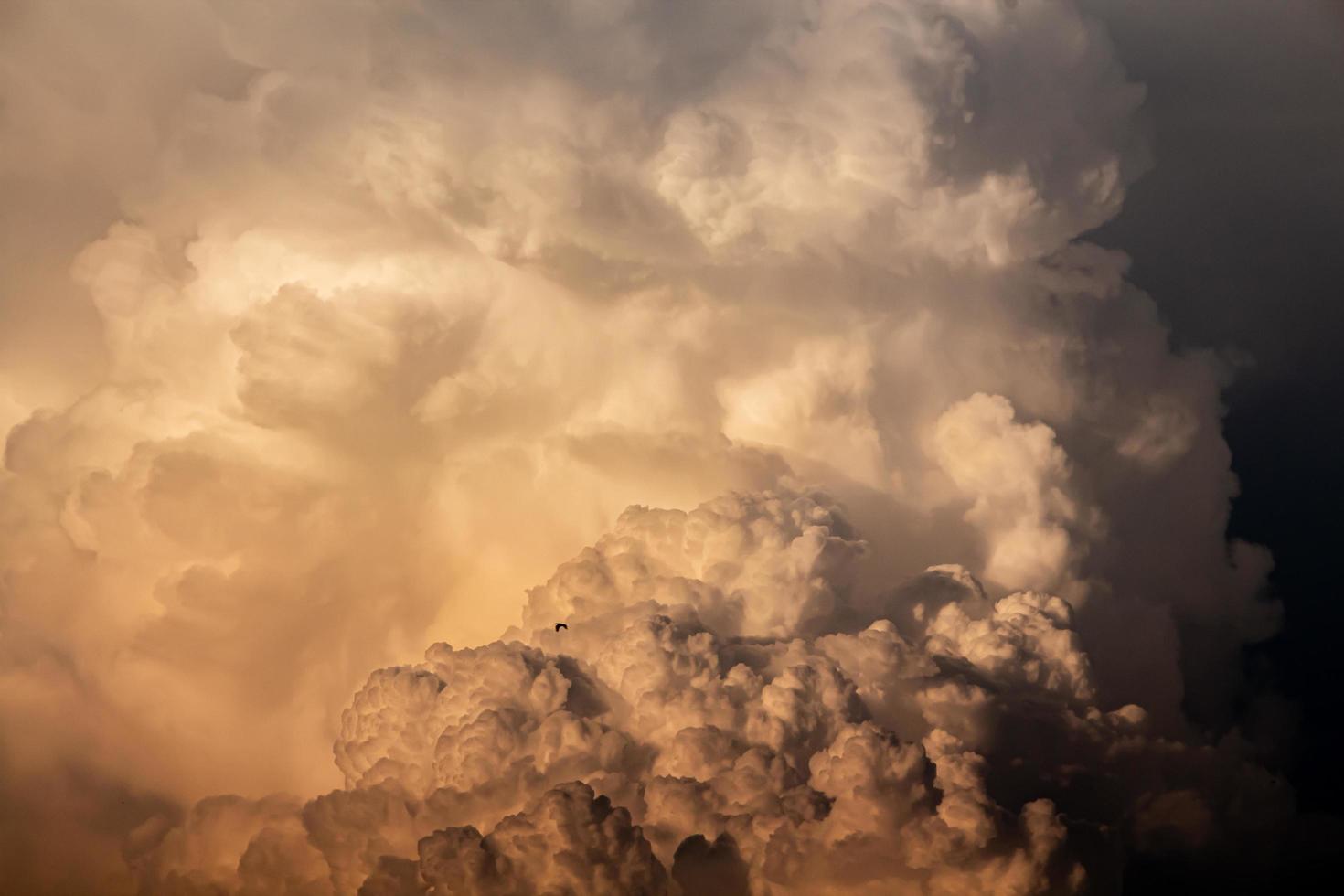 Eine orangefarbene Wolke bildete eines Abends eine Regenwolke foto