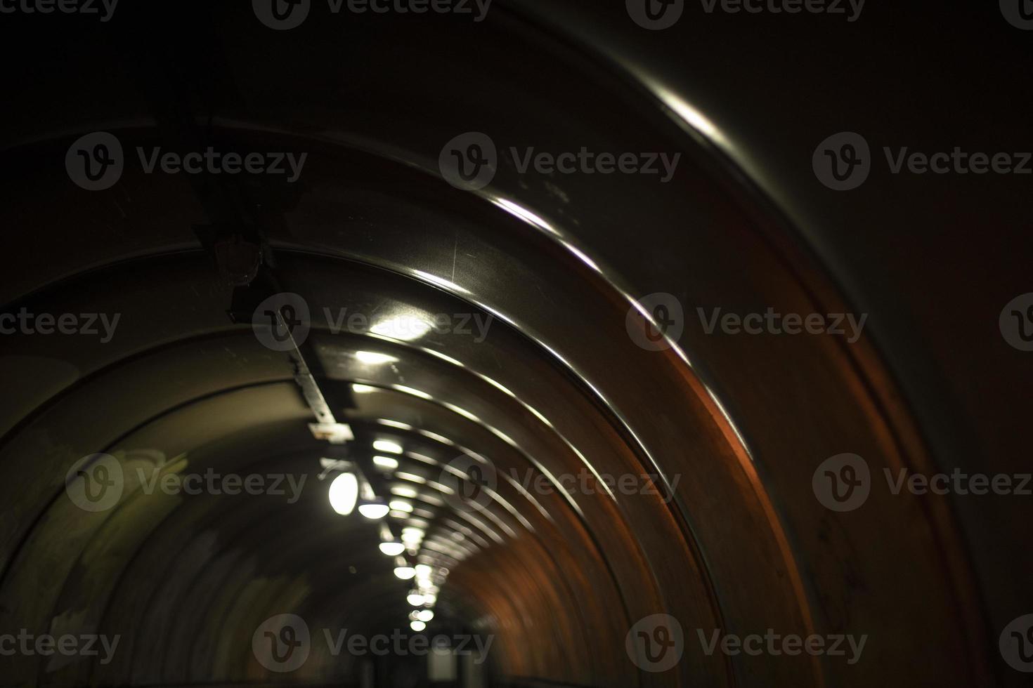 Licht der Lampe im Tunnel. Nachttunnel. Lichtreflexion auf Kunststoff. foto