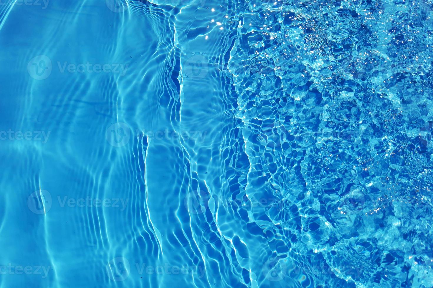 defocus verschwommene, transparente, blaue, klare, ruhige wasseroberflächenstruktur mit spritzern und blasen. trendiger abstrakter naturhintergrund. wasserwellen im sonnenlicht mit kopierraum. blaues aquarell glänzt foto