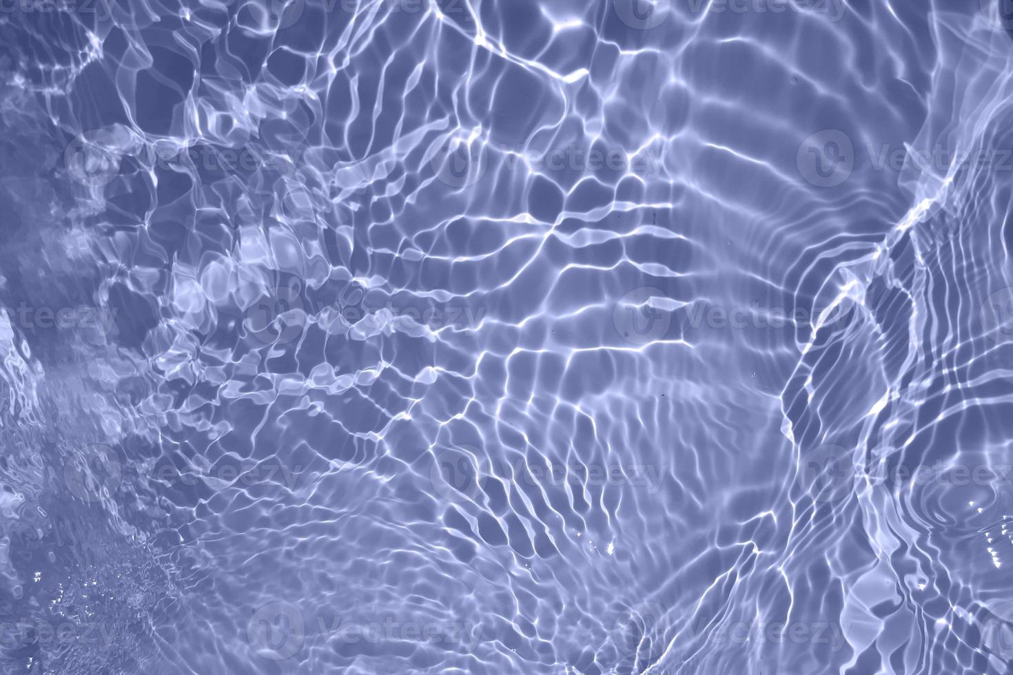 defocus verschwommene, transparente, blaue, klare, ruhige wasseroberflächenstruktur mit spritzern und blasen. trendiger abstrakter naturhintergrund. wasserwellen im sonnenlicht mit kopierraum. blaues aquarell glänzt foto