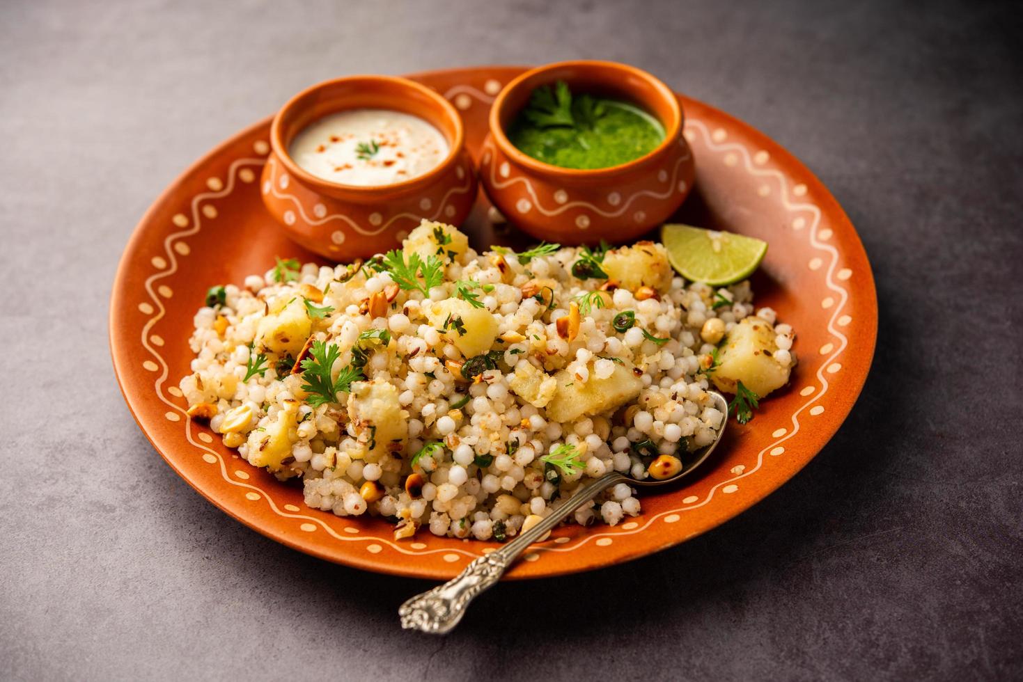 sabudana khichadi – ein authentisches Gericht aus Maharashtra aus Sagosamen, serviert mit Quark foto