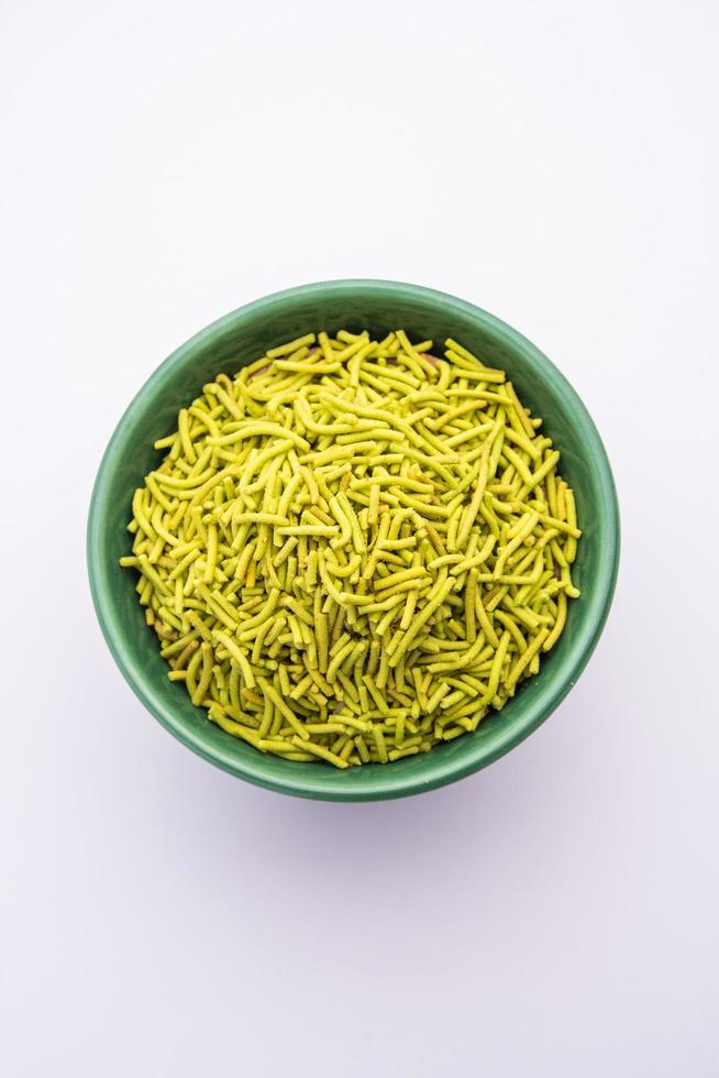 Palak Sev ist ein knusprig grüner Farsan mit Spinatgeschmack und Salz, Gewürzpulver foto