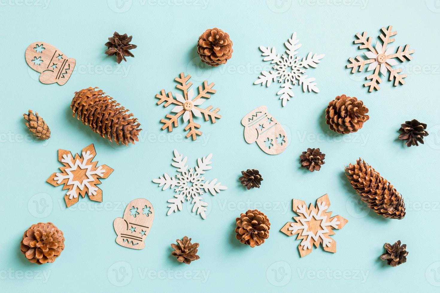 Draufsicht auf Urlaubsspielzeug und Dekorationen auf blauem Weihnachtshintergrund. neujahrszeitkonzept foto