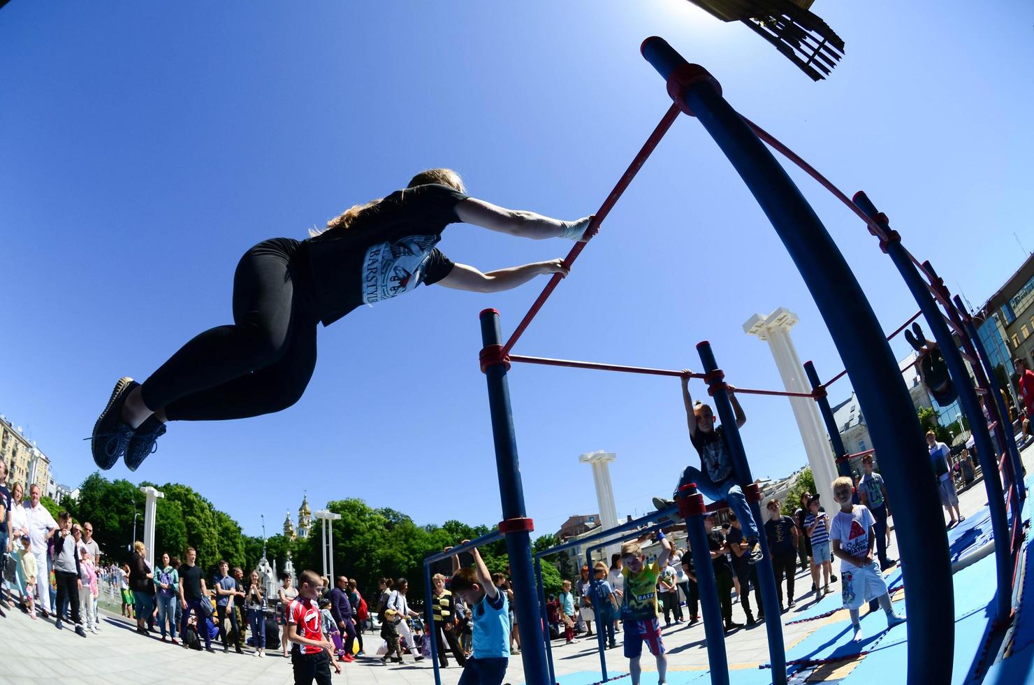 Charkiw, Ukraine - 27. Mai 2022 Street Workout Show während des jährlichen Festivals der Straßenkulturen foto