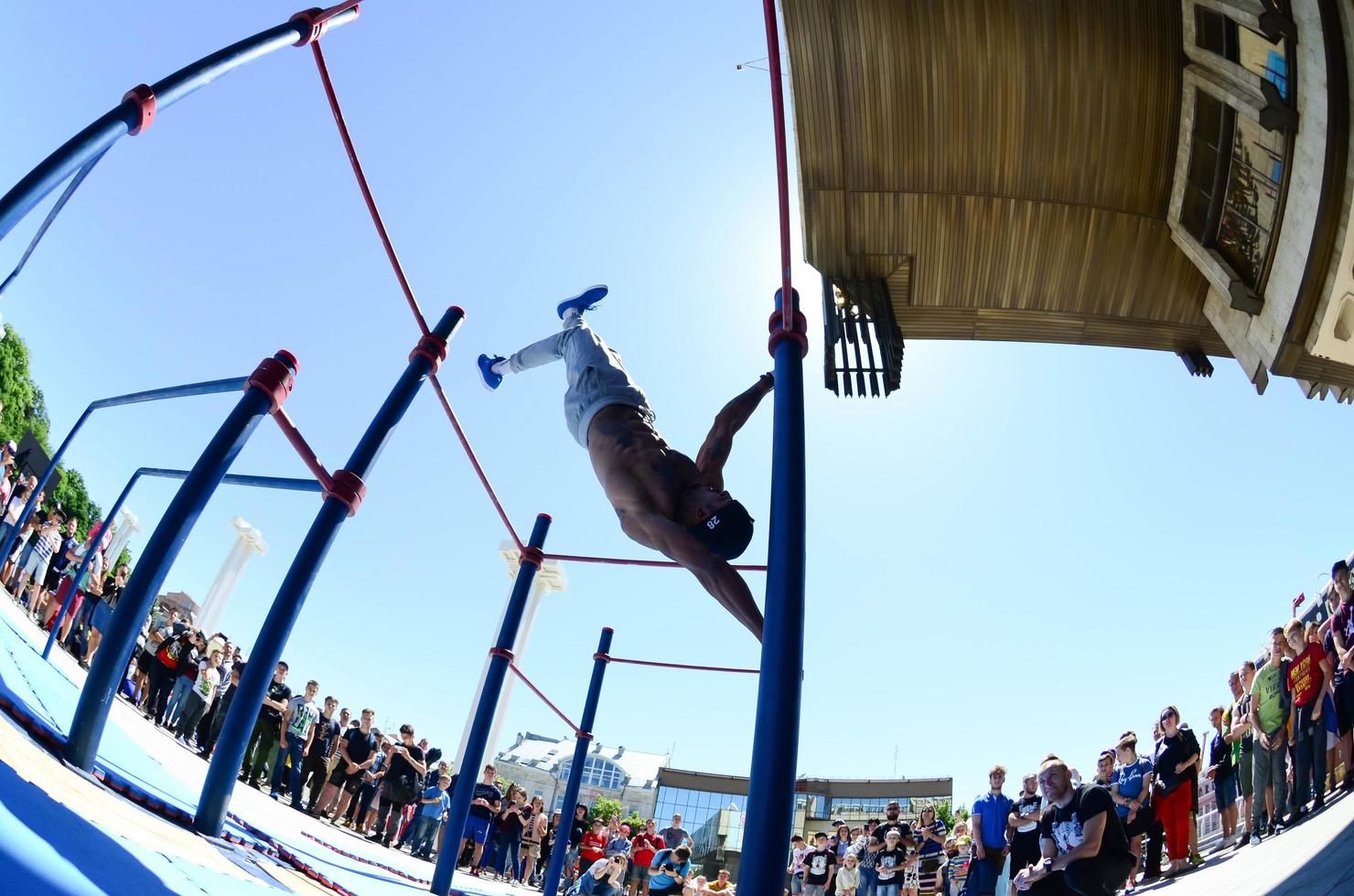 Charkiw, Ukraine - 27. Mai 2022 Street Workout Show während des jährlichen Festivals der Straßenkulturen foto