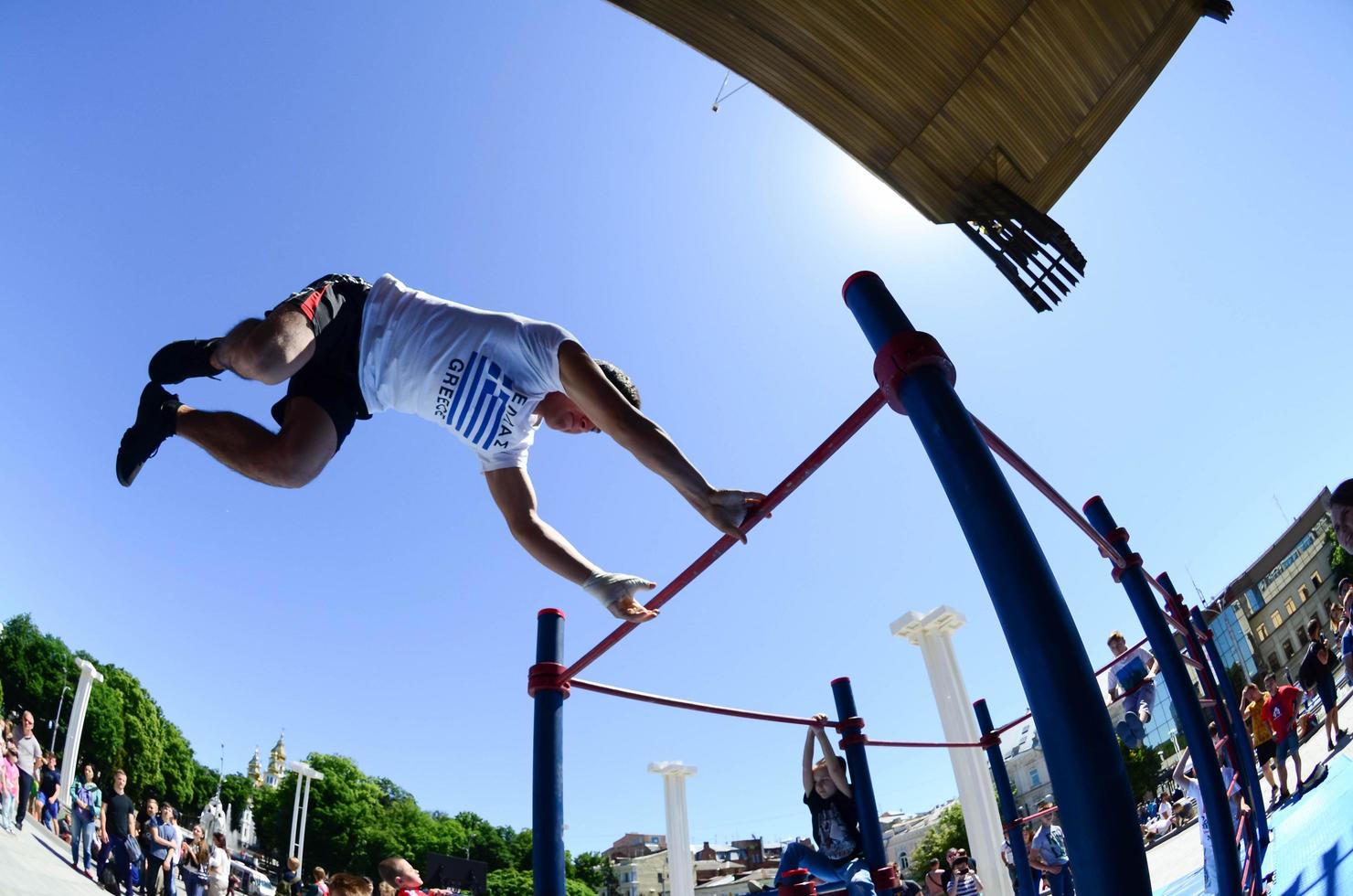 Charkiw, Ukraine - 27. Mai 2022 Street Workout Show während des jährlichen Festivals der Straßenkulturen foto