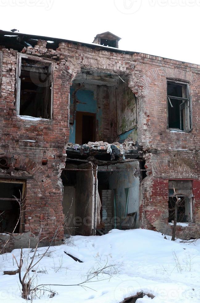 Fragment eines verlassenen zweistöckigen Gebäudes nach Militäroperationen in Donezk foto