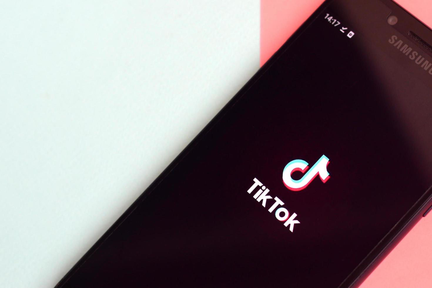 charkow, ukraine - 12. mai 2022 tiktok-anwendung auf samsung-smartphone-bildschirm auf pastellhintergrund. tiktok ist ein beliebter Video-Sharing-Social-Networking-Dienst von bytedance foto