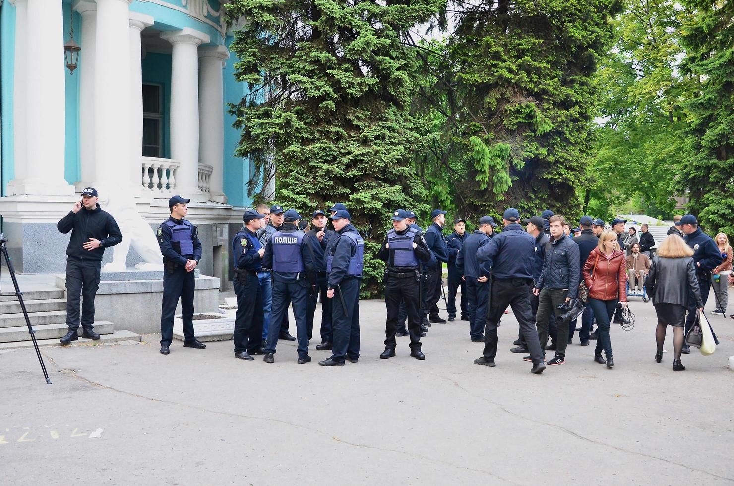 Charkow. ukraine - 17. mai 2022 ukrainische polizisten, die lgbt-aktivisten sicherheit bieten und sie vor angriffen der nazis und ultras von charkov schützen foto