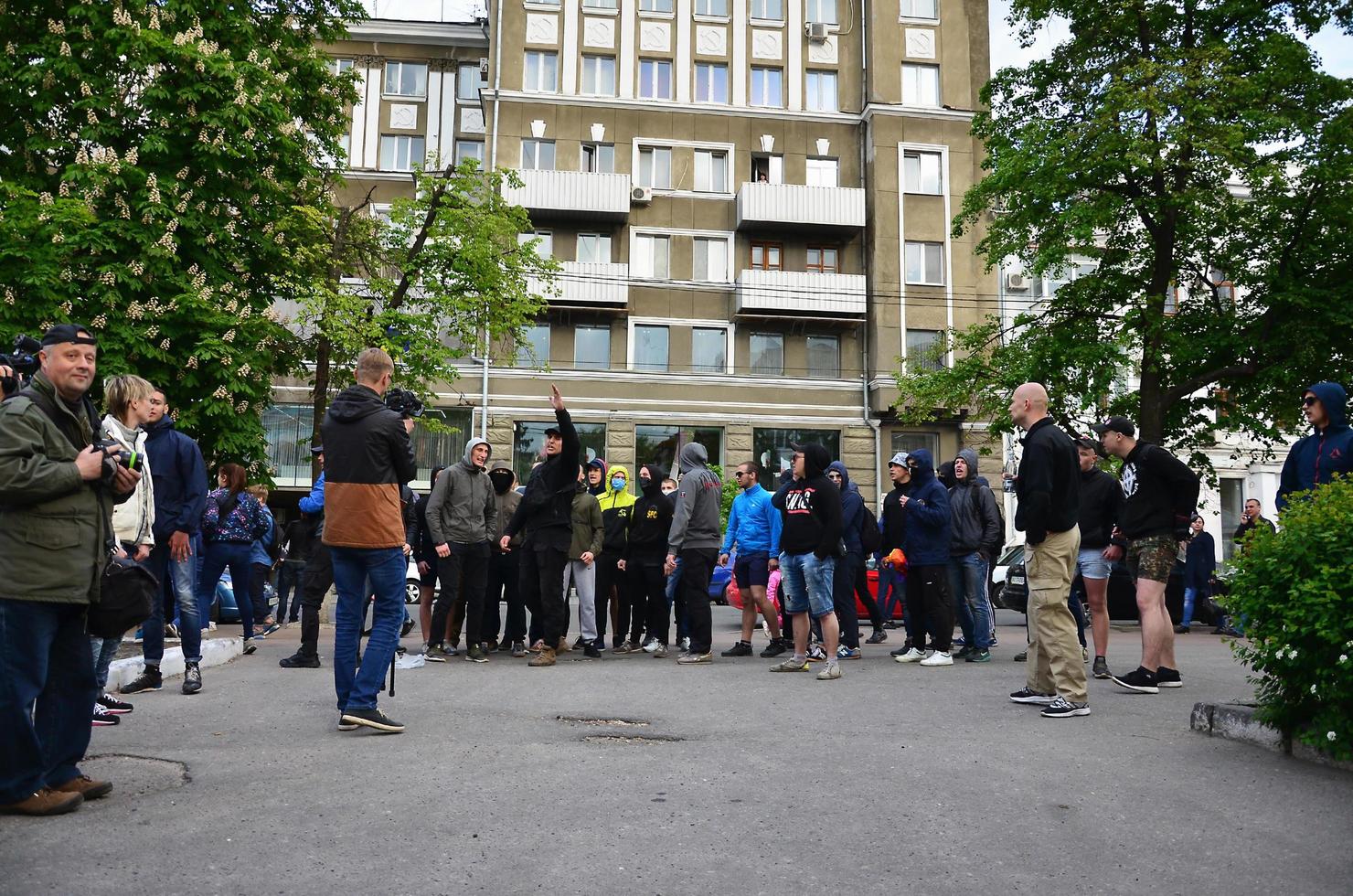 charkow, ukraine - 17. mai 2022 die organisation ukrainischer nazis und patrioten des ostkorps stört die erste lgbt-aktion in charkow. Hooligans und Ultras gegen die Existenz von Minderheiten foto