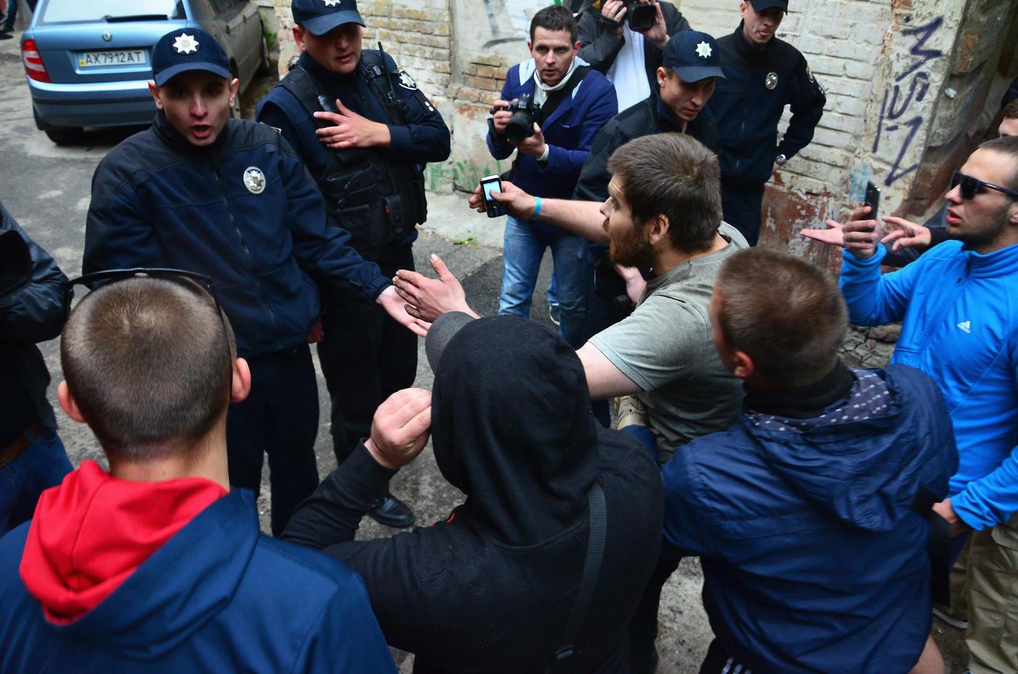 Charkow. ukraine - 17. mai 2022 konflikt zwischen der polizei und der organisation von nazis und patrioten während der zerstreuung der ersten lgbt-aktion in charkow foto