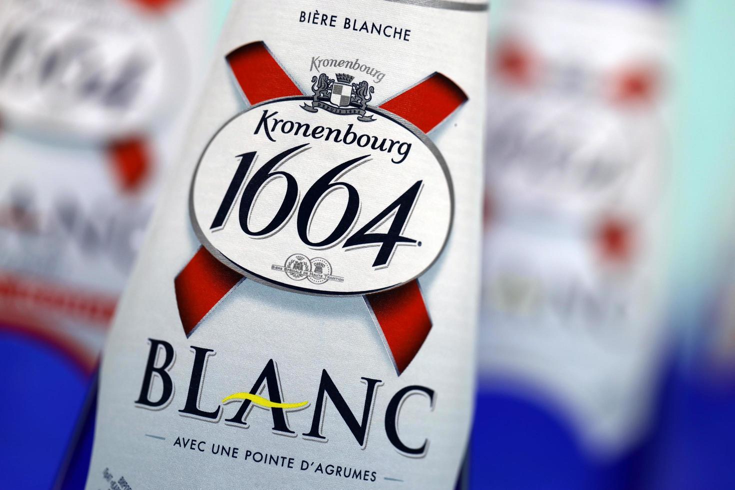 Charkow. ukraine - 17. mai 2022 blanc logo auf bierflaschen auf weißem tisch. 1664 blanc ist das Weizenbier der französischen Brauerei Kronenbourg, das weltweit exportiert wird foto