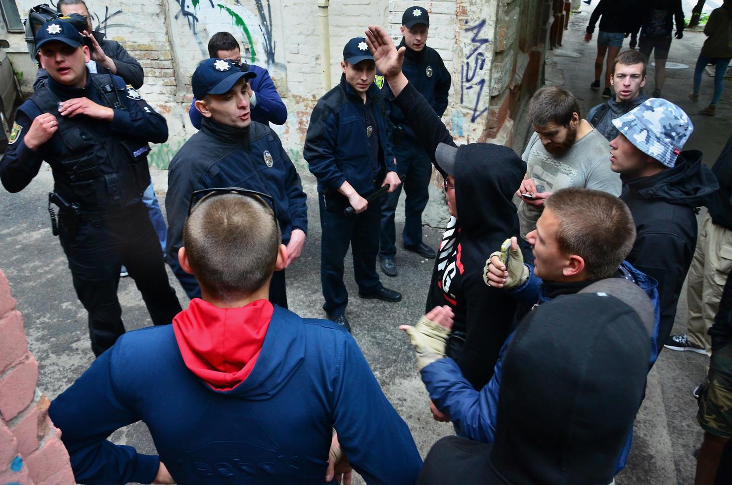 Charkow. ukraine - 17. mai 2022 konflikt zwischen der polizei und der organisation von nazis und patrioten während der zerstreuung der ersten lgbt-aktion in charkow foto