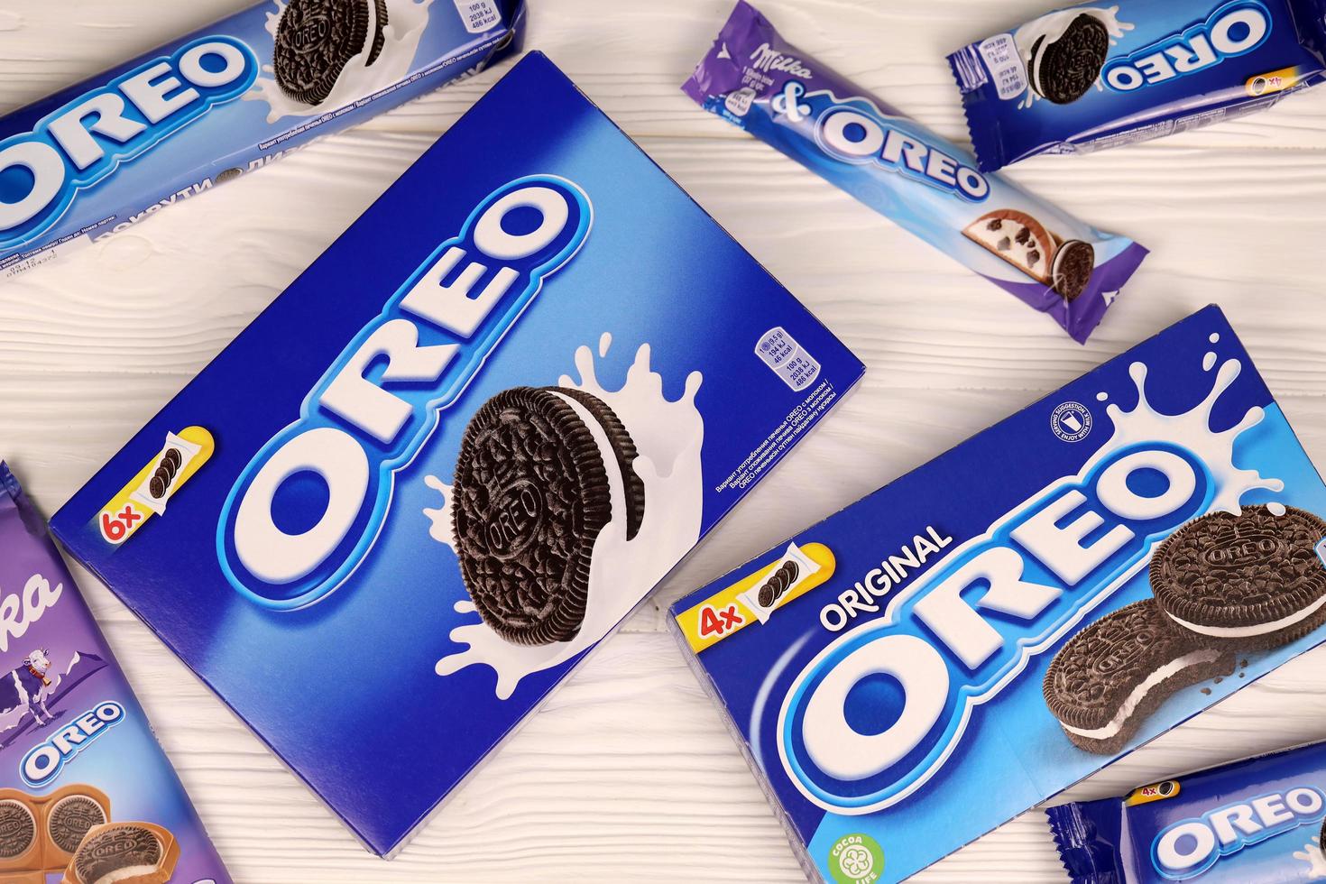 charkow, ukraine - 8. dezember 2021 oreo sandwichkekse und blaue produktboxen auf weißem tisch. Oreo ist ein Sandwich-Keks mit süßer Sahne und der meistverkaufte Keks bei uns foto