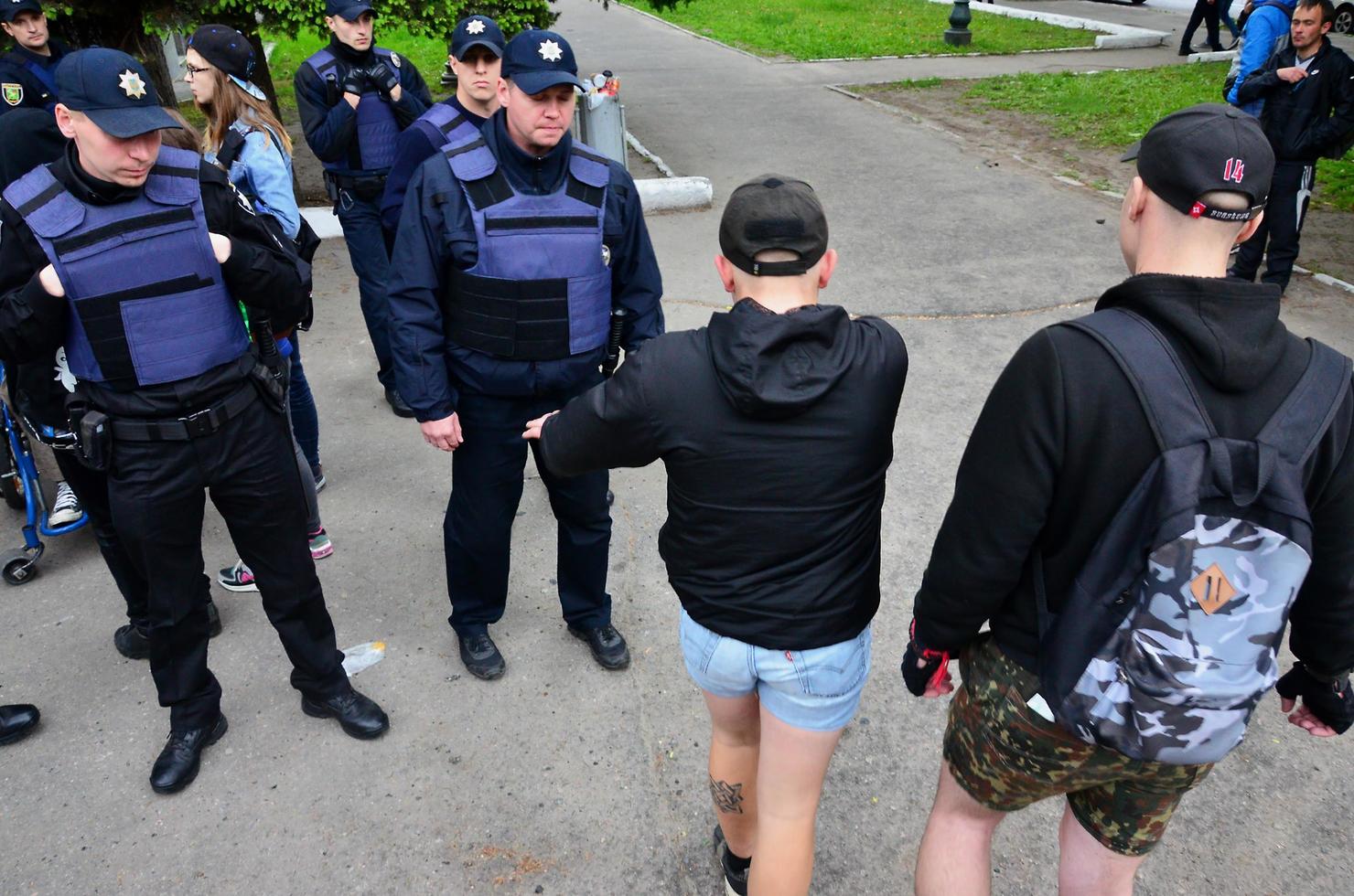 Charkow. ukraine - 17. mai 2022 konflikt zwischen der polizei und der organisation von nazis und patrioten während der zerstreuung der ersten lgbt-aktion in charkow foto