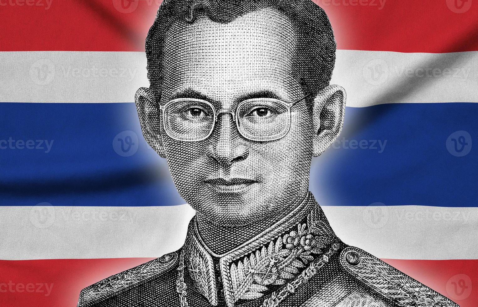 porträt von könig bhumibol adulyadej von 50 baht thailand geldschein in der nähe auf thailand-flaggenhintergrund foto