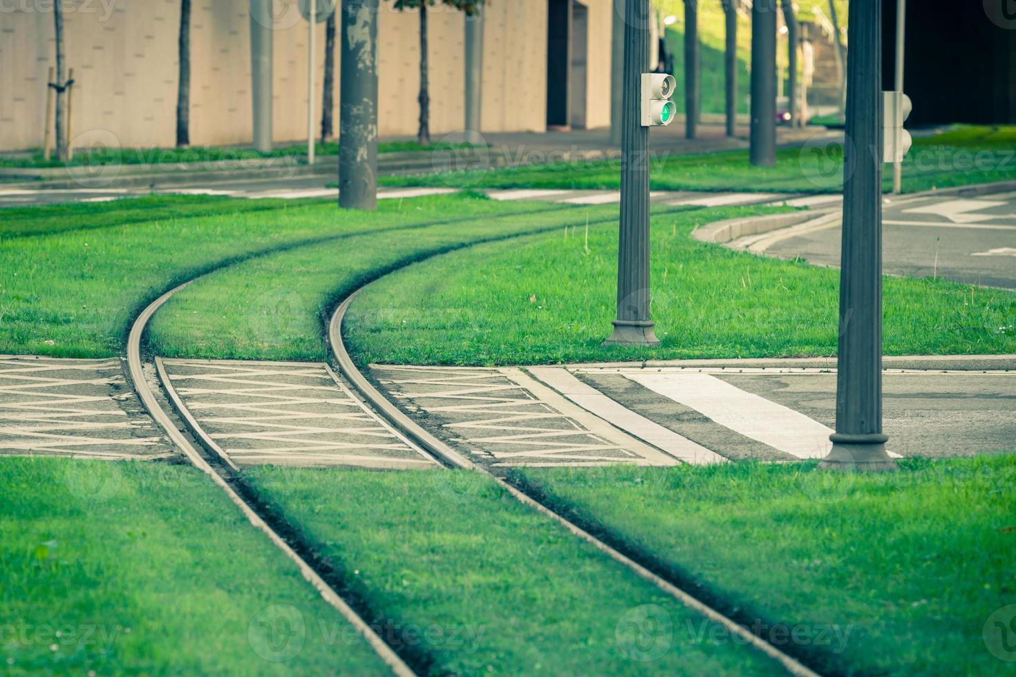 Straßenbahnschienen mit grünem Gras bedeckt foto