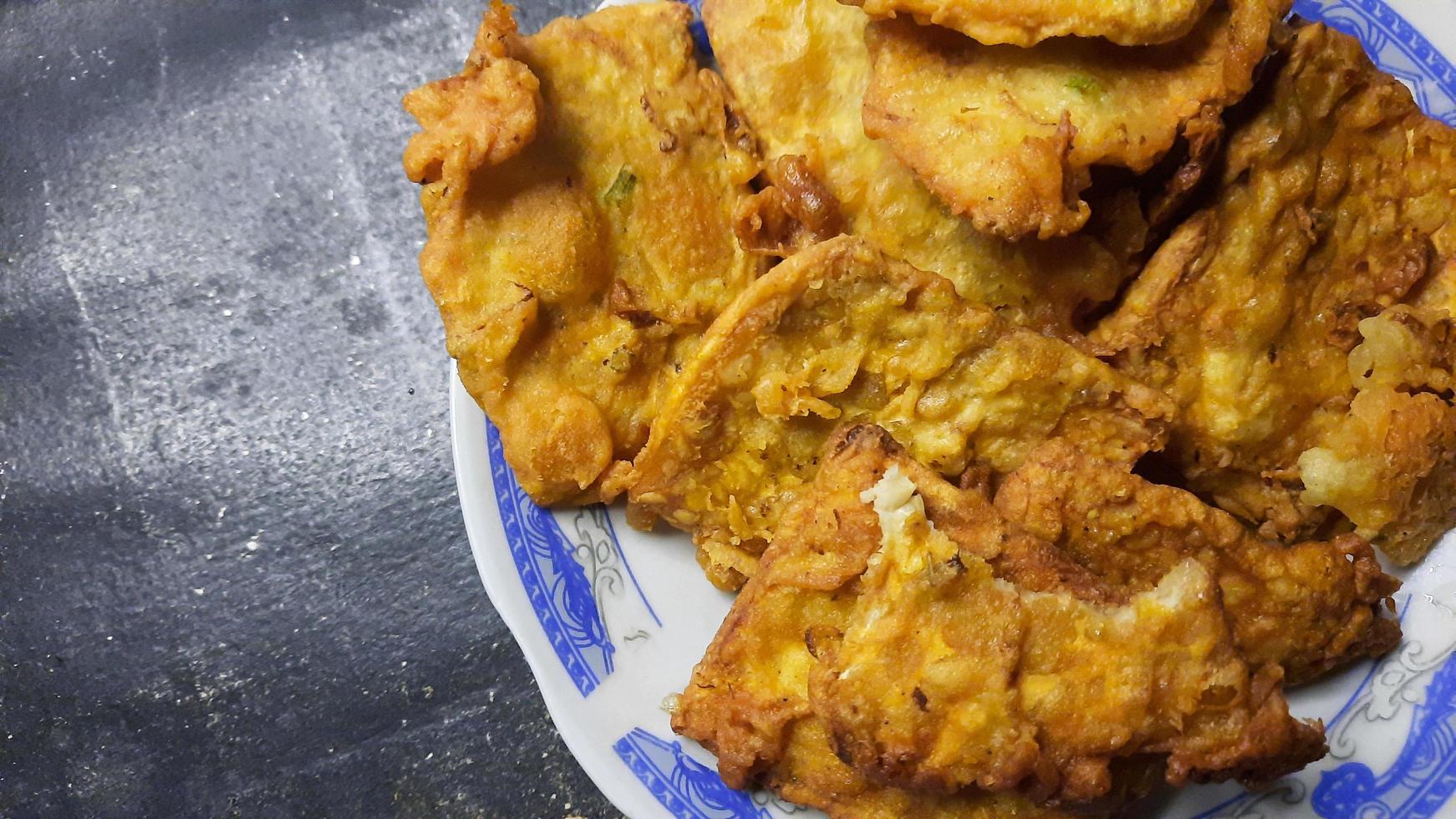 Nahaufnahme, hausgemachtes frittiertes Tempeh auf schwarzem Hintergrund 03 foto