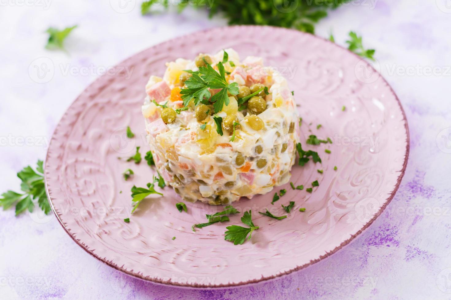 traditioneller russischer Salat Olivier. Neujahrssalat. festlicher Salat. foto