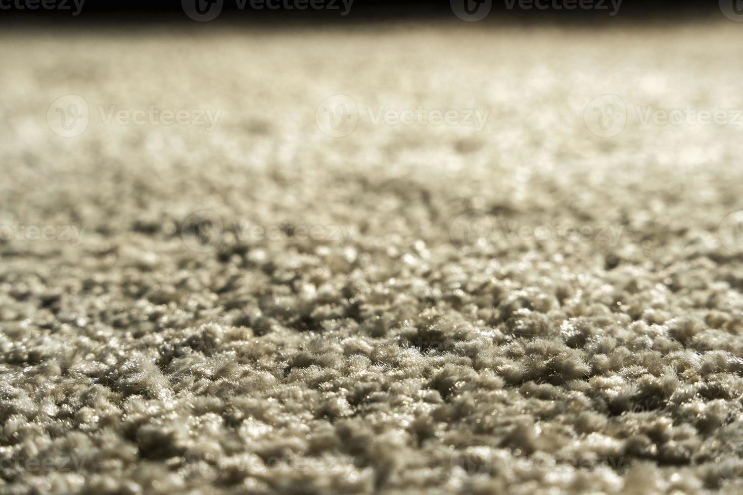 Nahaufnahme des beigen, flauschigen Teppichtexturhintergrunds, kaffeefarbener Teppichhintergrund foto