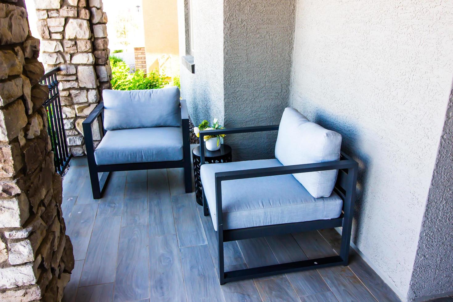 überdachte vordere Terrasse mit zwei modernen Stühlen mit Kissen foto
