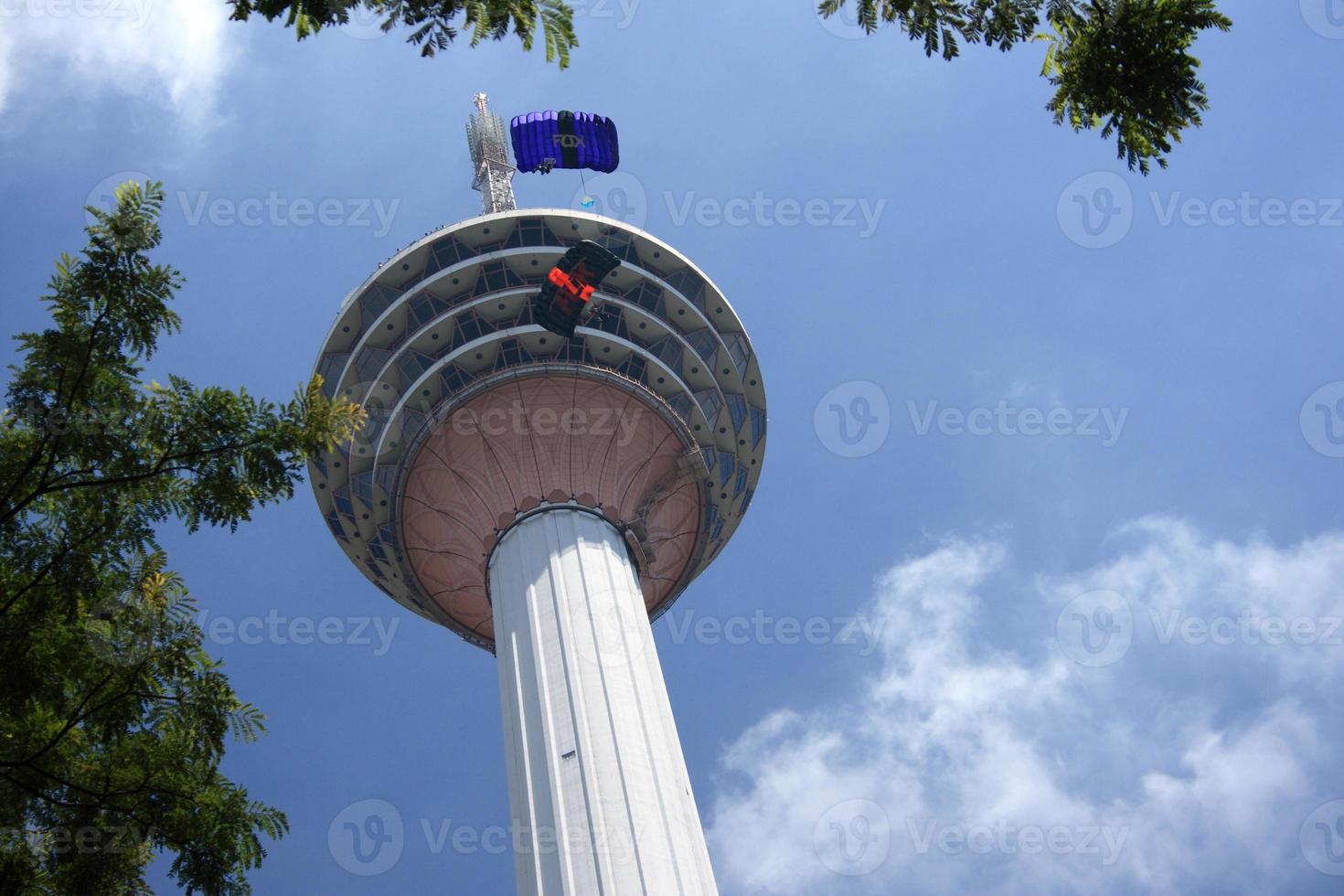 Base-Jumping vom Turm Kualu Lumpur foto