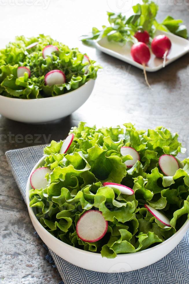 Blattsalat und Radieschensalat foto