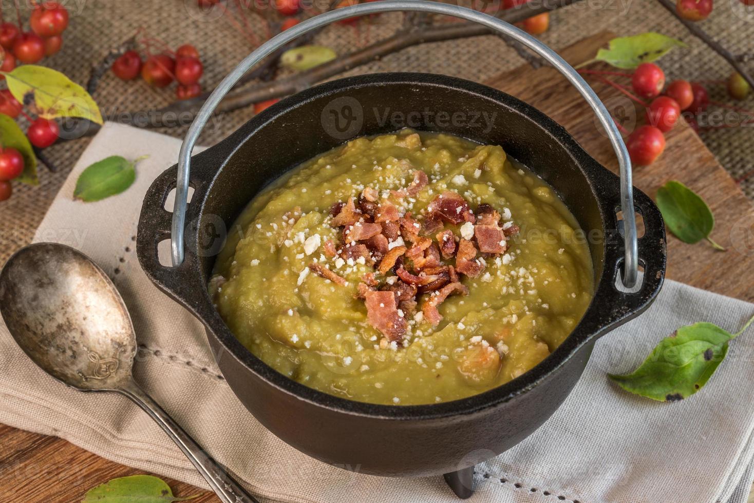 Erbsensuppe in einem Kessel foto