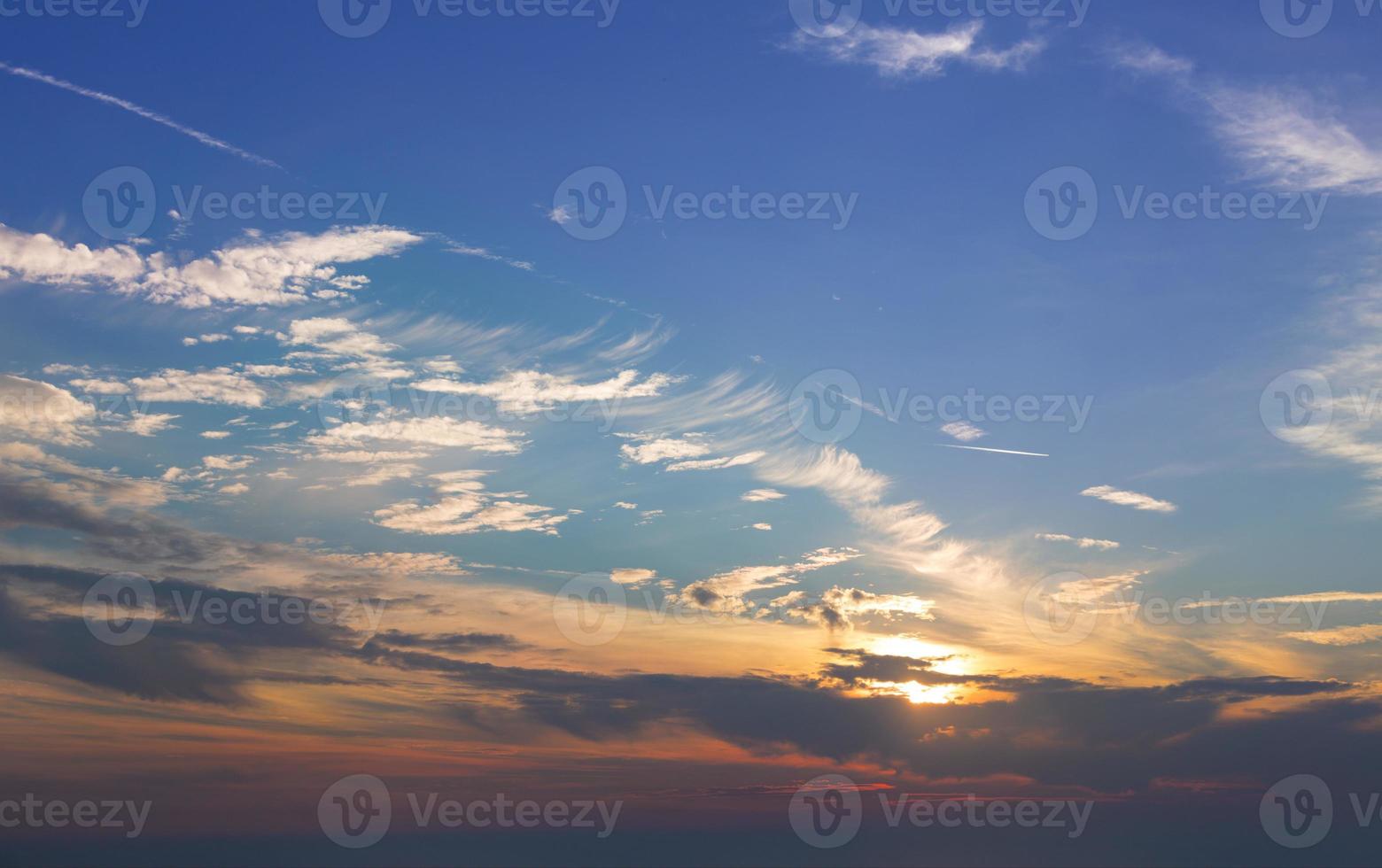 Sonnenuntergang Himmel und Wolken foto