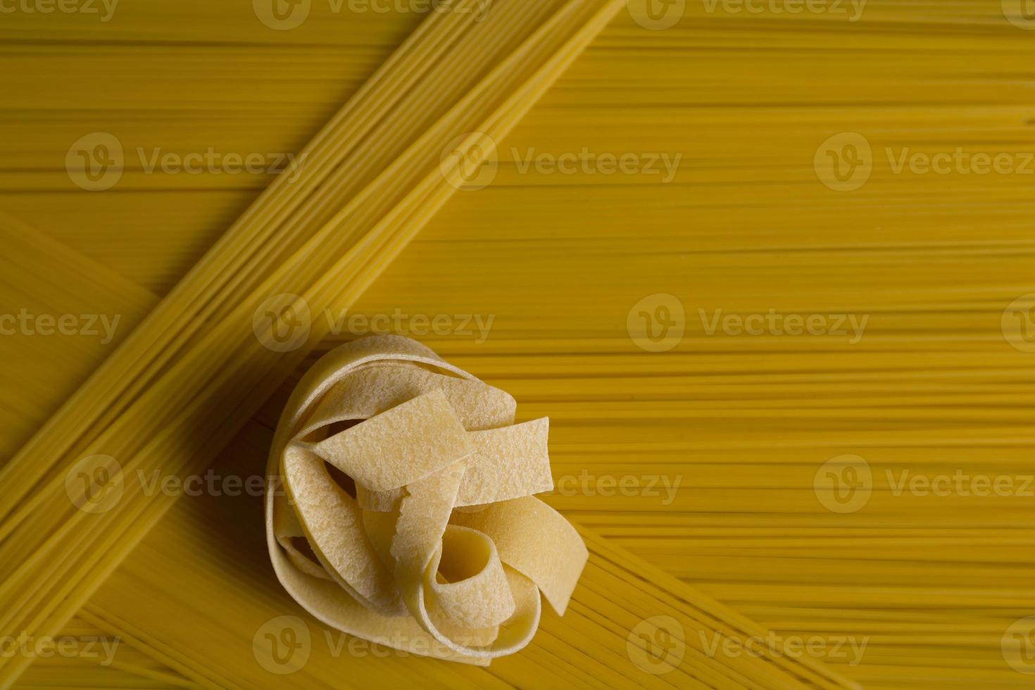hausgemachte Pasta italienische Küche. gelbes langes spaghetti-lebensmittelhintergrundkonzept foto