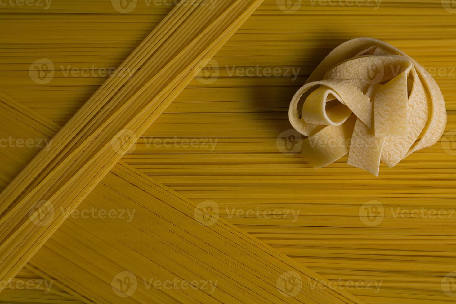 hausgemachte Pasta italienische Küche. gelbes langes spaghetti-lebensmittelhintergrundkonzept foto