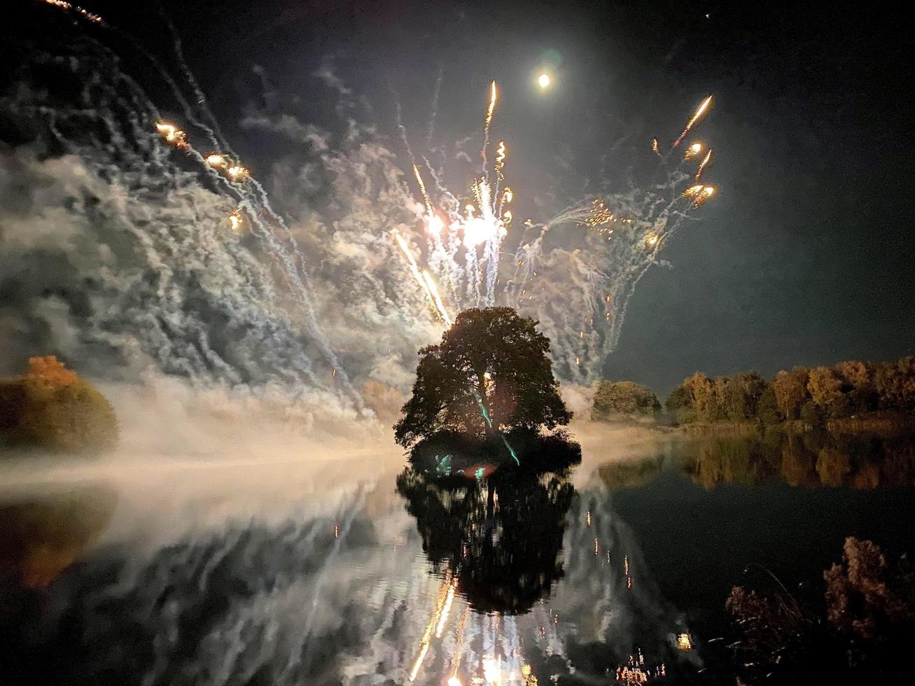 ein blick auf ein feuerwerk am alderford see in whitchurch foto