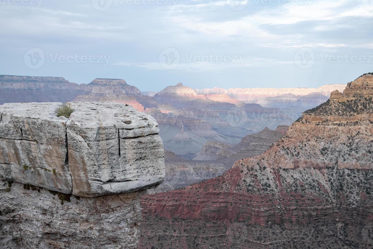 malerische Aussicht auf felsige Grand Canyons und bewölkten Himmel foto