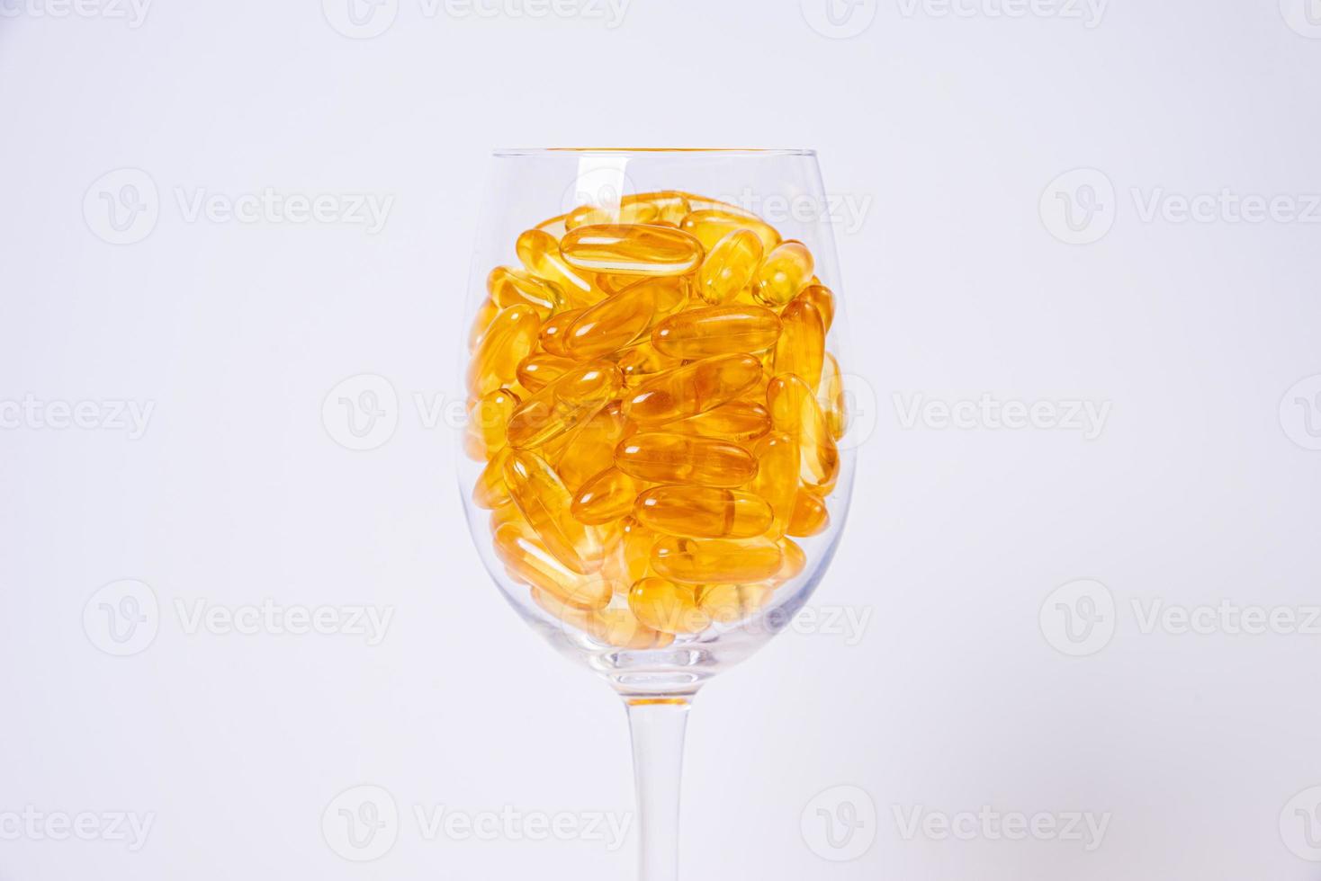 Fischölkapseln. Gelbe Omega-3-Pillen im Glas auf dem Weiß. Fischölkapseln im Glas. im Glas. in Eimerampullen foto