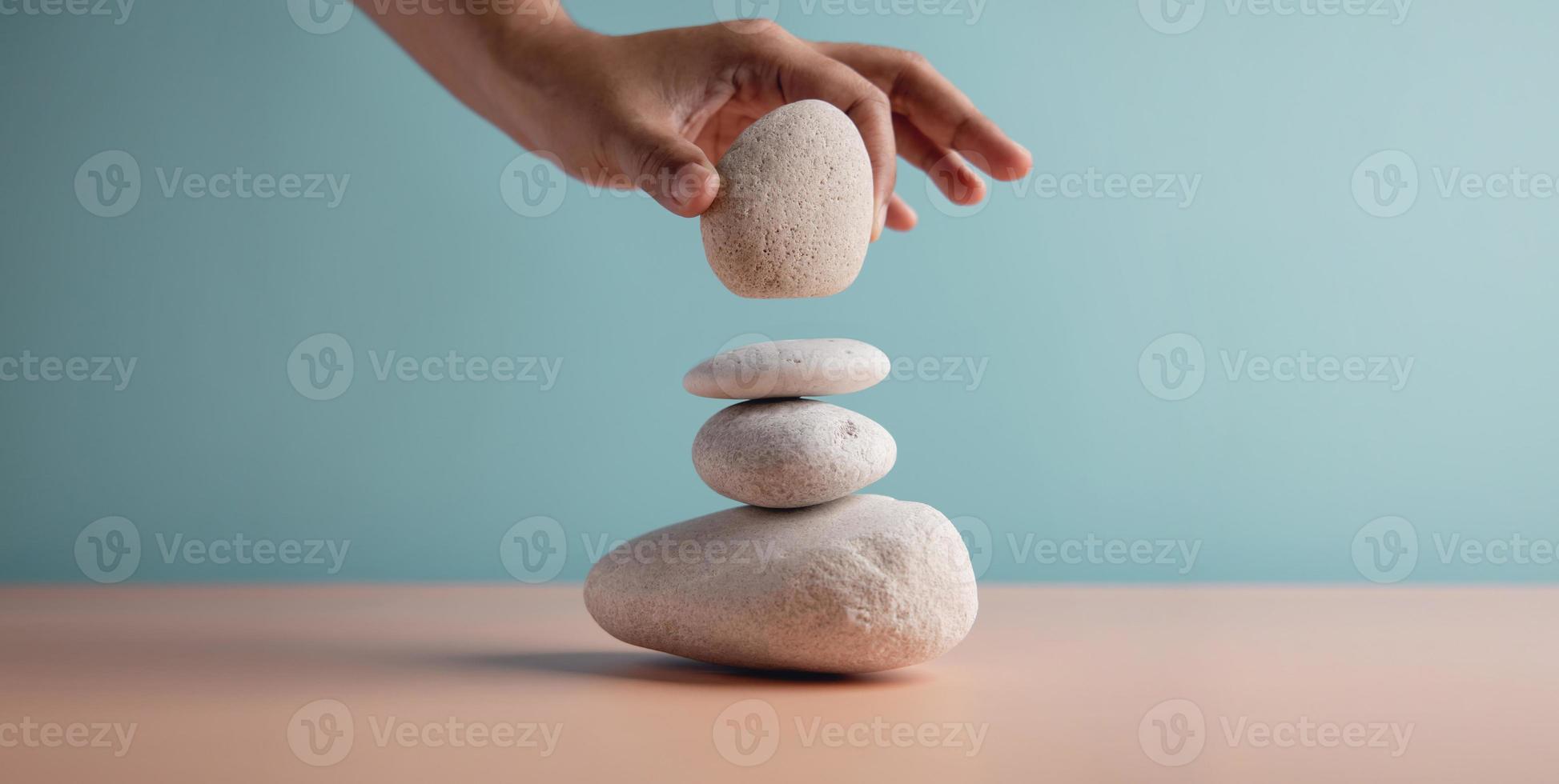 Life-Balance-Konzept. handgefasster weißer natürlicher Zen-Steinstapel. Ausgleich von Geist, Seele und Geist. mentale Meditationspraxis foto
