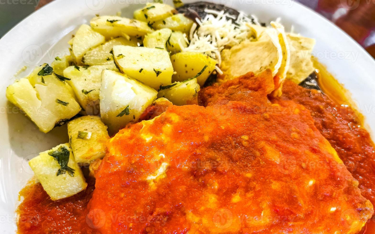 mexikanisches Omelett mit Nachos der schwarzen Bohnenkartoffeln auf weißer Platte. foto