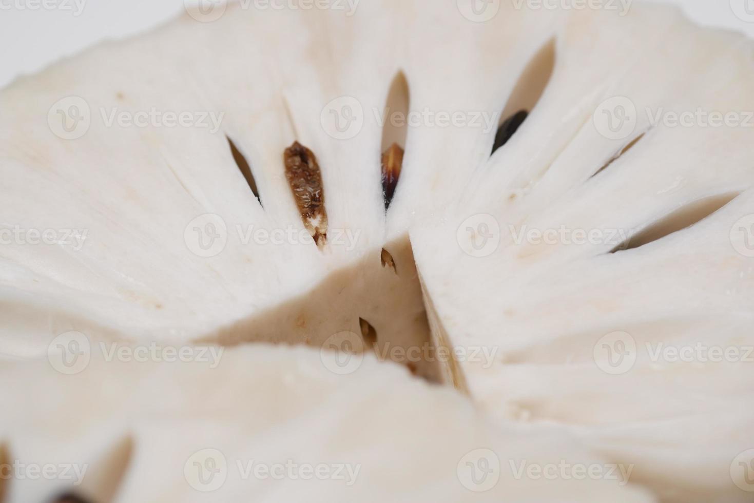 Soursop-Frucht auf einem Teller auf dem Tisch foto