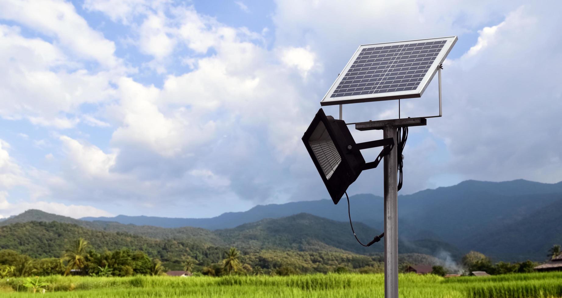 photovoltaikpanel, neue technologie zum speichern und nutzen der energie aus der natur mit menschlichem leben, nachhaltiger energie und umweltfreundlichem konzept. foto