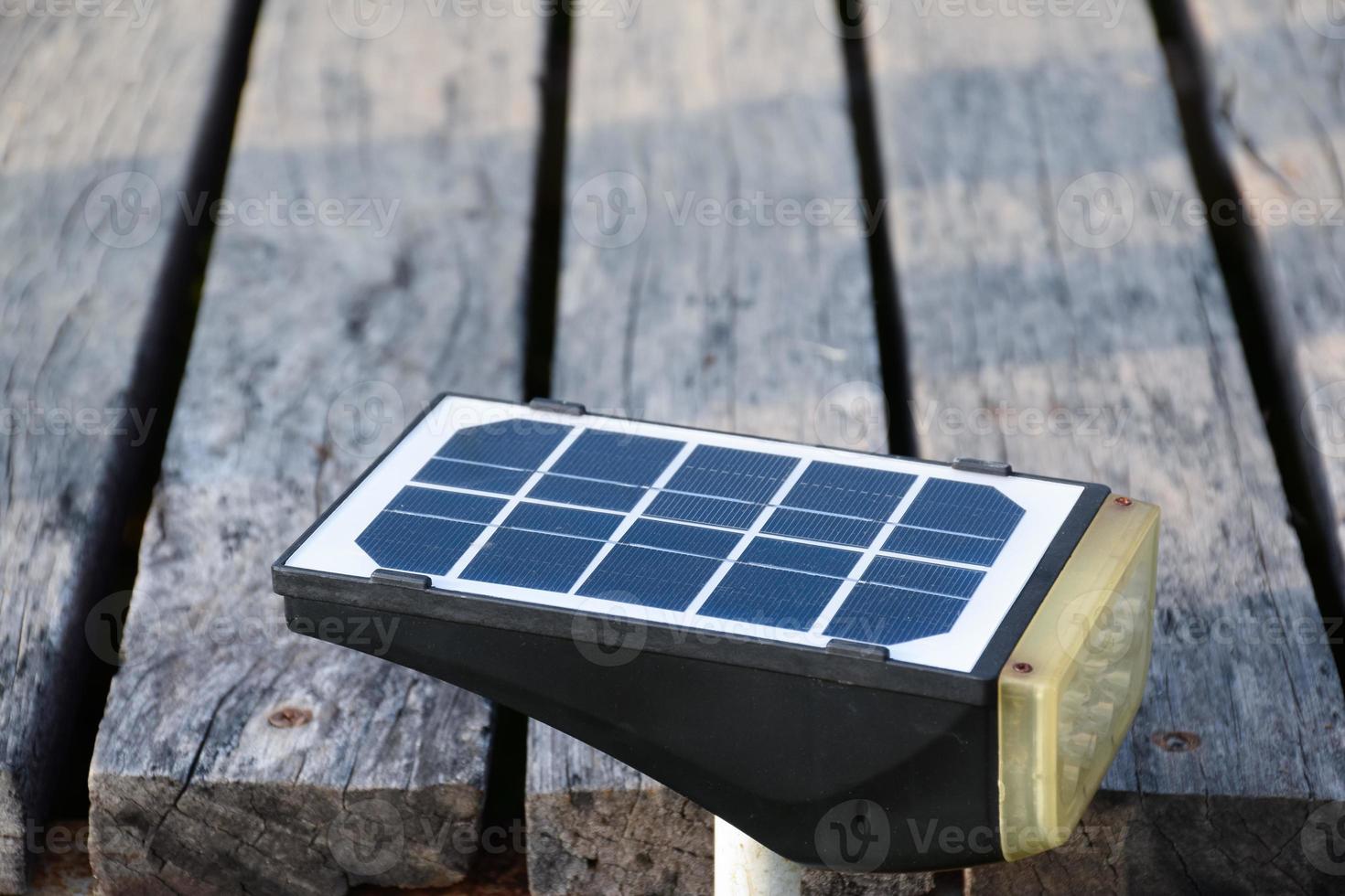 photovoltaikpanel, neue technologie zum speichern und nutzen der energie aus der natur mit menschlichem leben, nachhaltiger energie und umweltfreundlichem konzept. foto