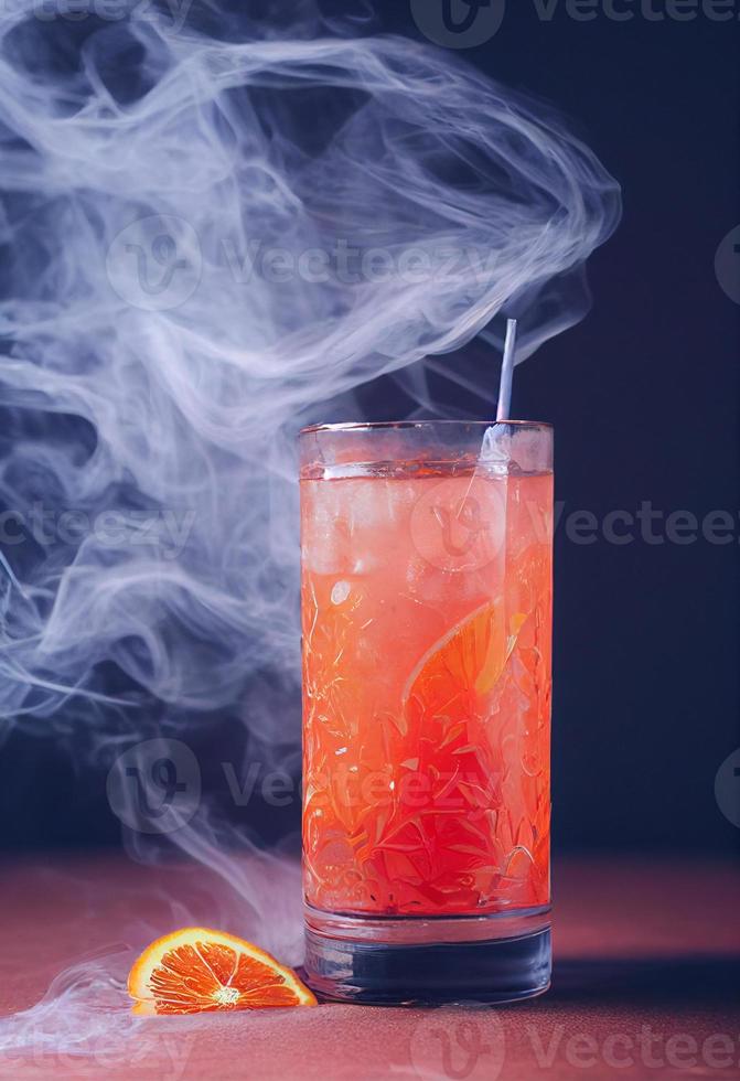 ein Long-Island-Cocktail mit Rauch foto