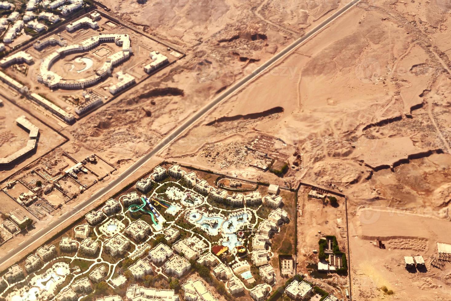 Luftaufnahme einer Stadtlandschaft aus dem Flugzeugfenster foto