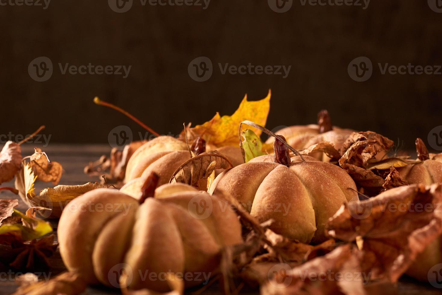 hausgemachte Kekse in Form von Kürbis im Herbstlaub. foto