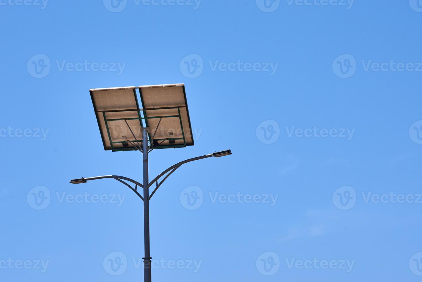 Solarpanel auf Straßenlaterne gegen blauen Himmel foto