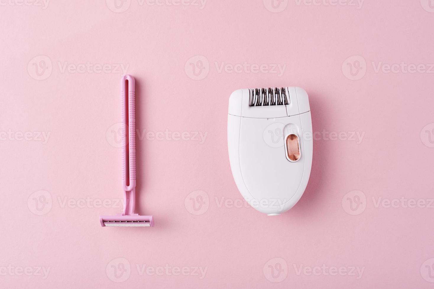 Epilierer und Rasierer für die Rasur auf rosafarbenem Hintergrund foto