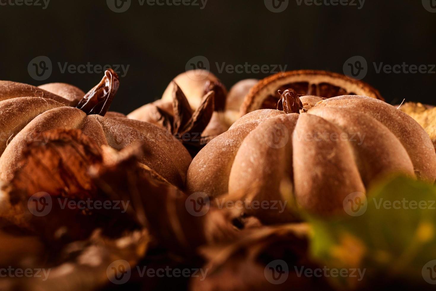 hausgemachte Kekse in Form von Kürbis im Herbstlaub. foto