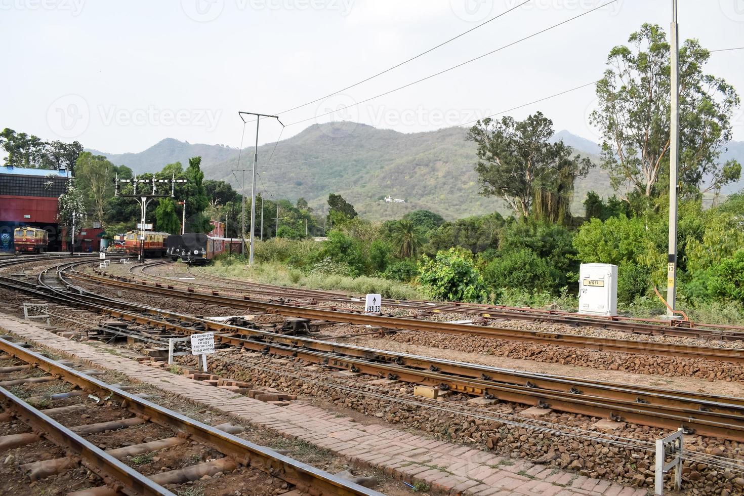 ansicht der eisenbahngleise der spielzeugeisenbahn von der mitte während des tages in der nähe des bahnhofs kalka in indien, ansicht der eisenbahngleise der spielzeugeisenbahn, indischer eisenbahnknotenpunkt, schwerindustrie foto